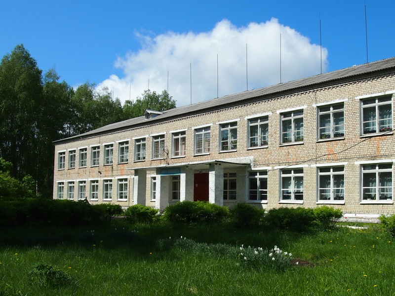 Главный корпус школы.