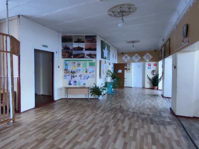 Фойе школы.